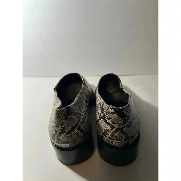 Women’s Snakeskin Pattern Shoes - Picture 3 of 7
